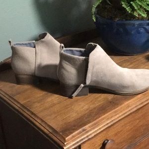 Tom’s light gray Bootie size 7
